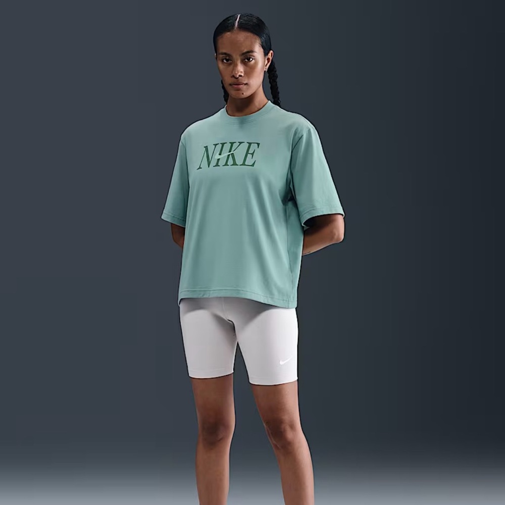 Nike Sportswear Essential Boxy Tee